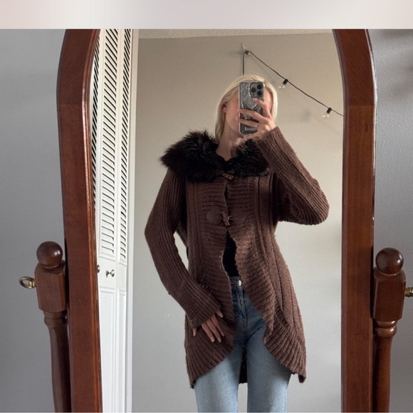 Brown Fur-Trimmed Women's Sweater - Picture 5 of 7